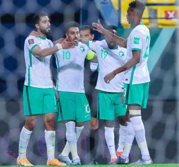 الاخضر يتربع على الصدارة
