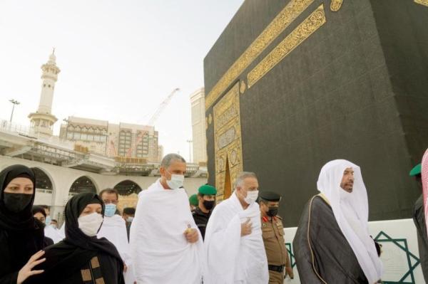 رئيس وزراء العراق يؤدي مناسك العمرة