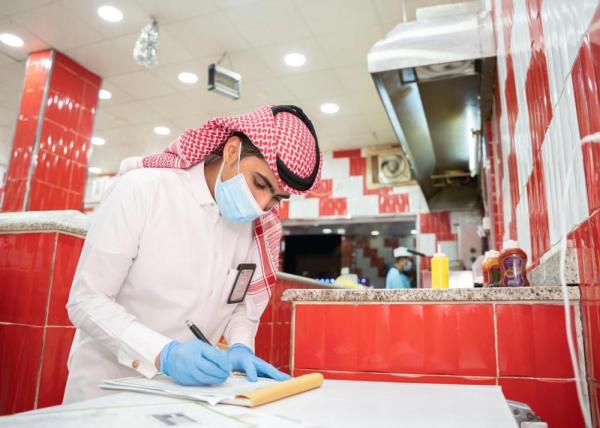 إغلاق 5 منشآت مخالفة للاحترازات في الجوف