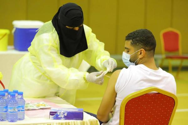 منسوبو القادسية يتلقون لقاح كورونا