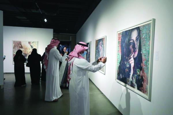 «النمر» توثق حياة المرأة السعودية في «ملامح نجدية»
