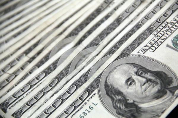 الدولار يفقد تماسكه بعد هبوط عائد السندات