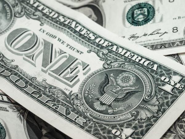 الدولار يتجه إلى أقل مستوى في أسبوعين