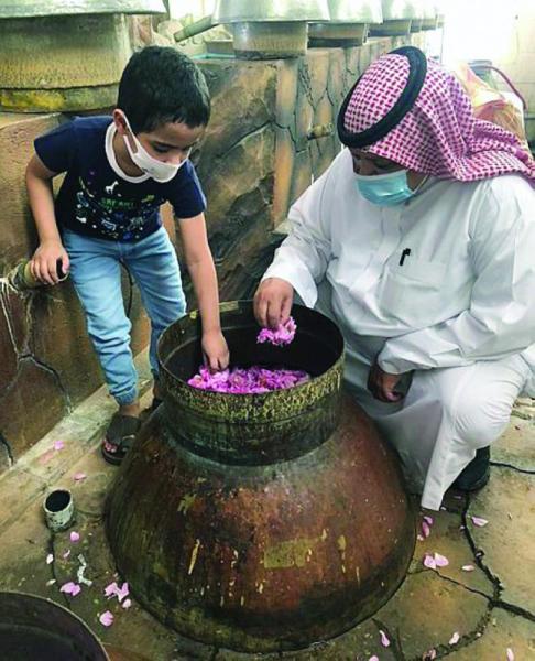 «الورد الطائفي» ينافس العطور العالمية