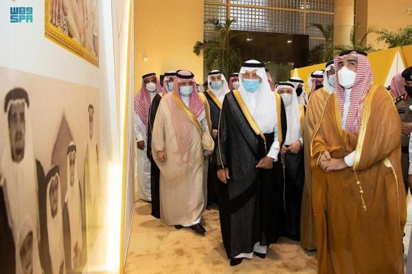 صور.. أمير مكة يتوّج «الجبير» بجائزة الاعتدال