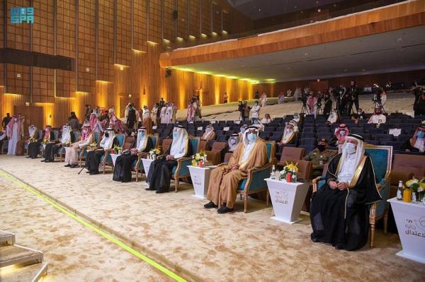 صور.. أمير مكة يتوّج «الجبير» بجائزة الاعتدال