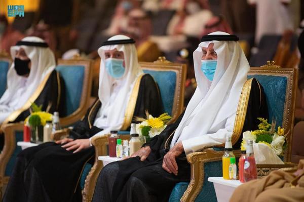 صور.. أمير مكة يتوّج «الجبير» بجائزة الاعتدال