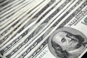 الدولار يقترب من أدنى مستوى في أسبوعين