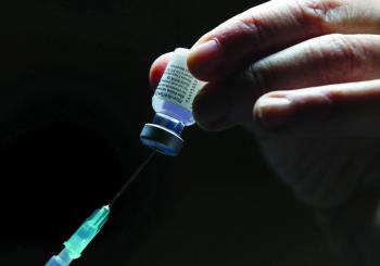 صبغا شعرهما بالأبيض لتلقي لقاح كورونا