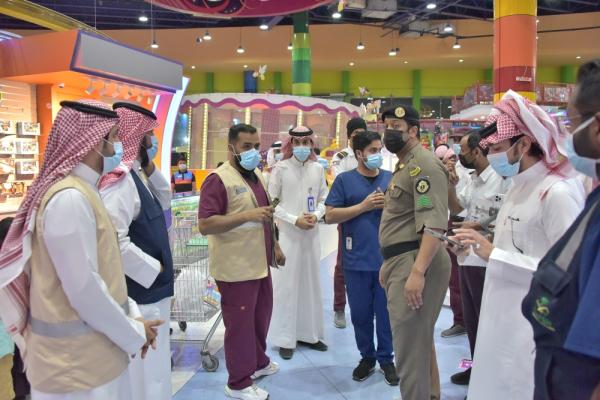 5 إغلاقات و12 مخالفة بمجمع تجاري