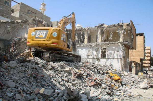 إزالة مبنى آيل للسقوط ويشكل خطرًا في الدمام