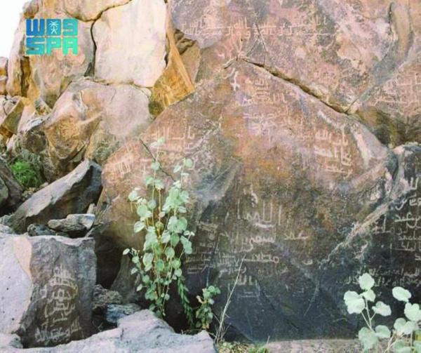 «رواوة».. وادي الصحائف الحجرية المطرزة بالنقوش الإسلامية