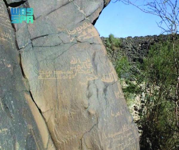«رواوة».. وادي الصحائف الحجرية المطرزة بالنقوش الإسلامية
