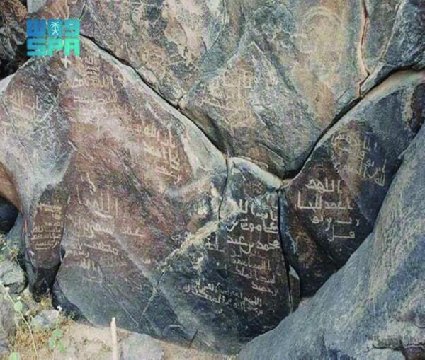 «رواوة».. وادي الصحائف الحجرية المطرزة بالنقوش الإسلامية