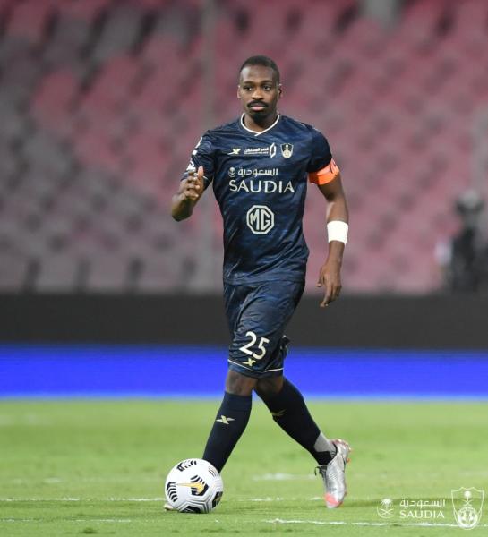 الأهلي يستهل المشوار بصدام الاستقلال