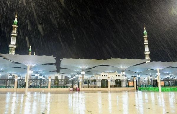 تكثيف الجهود لإزالة آثار الأمطار بالمسجد النبوي