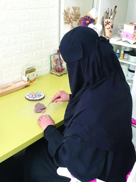 «بالمعجون والسكين».. تشكيلية تبدع في رسم المجسمات الفنية