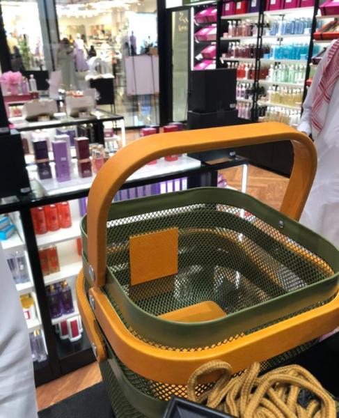 إيقاف محلين للعطور خالفا الاحترازات غرب الدمام