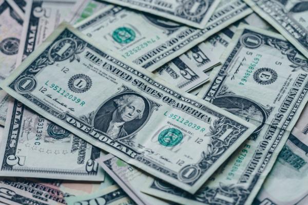 الدولار يتراجع لأقل مستوى في 7 أسابيع