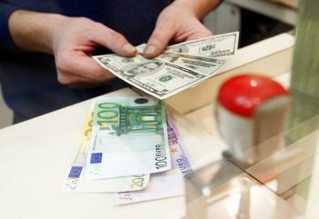 الدولار يتراجع لأقل مستوى في 7 أسابيع