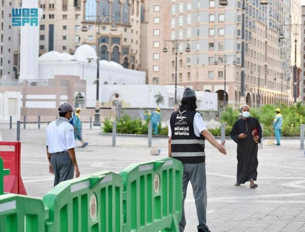 صور.. متطوعو «المسجد النبوي» يتفانون في خدمة الزوار