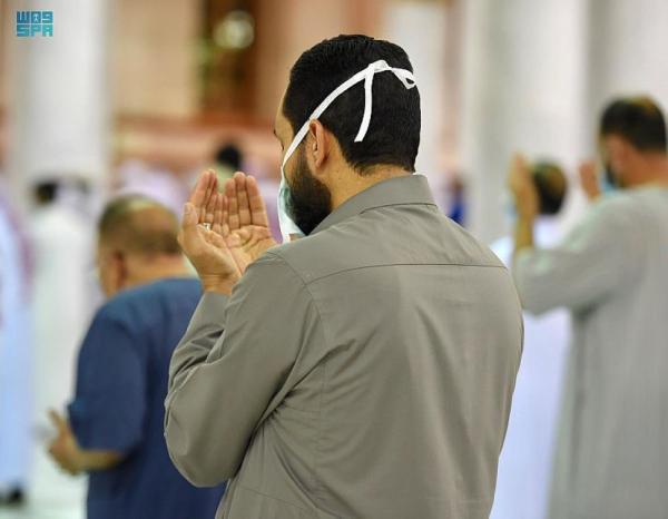 قاصدو المسجد النبوي.. عبادة وطمأنينة