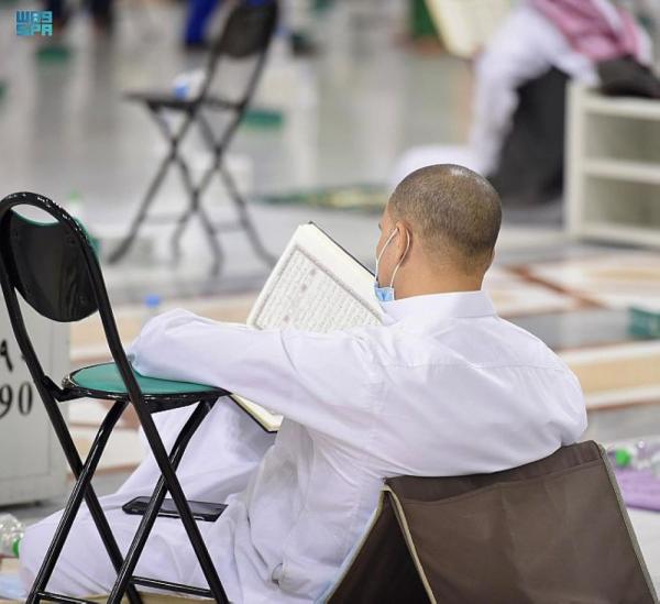 قاصدو المسجد النبوي.. عبادة وطمأنينة
