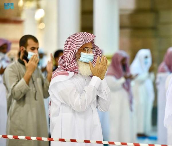قاصدو المسجد النبوي.. عبادة وطمأنينة