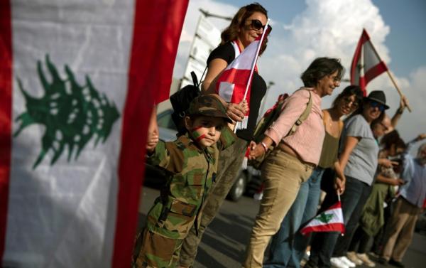 الثورة جعلت اللبنانيين باختلاف طبقاتهم وانتماءاتهم يثورون ضد الأحزاب (رويترز)