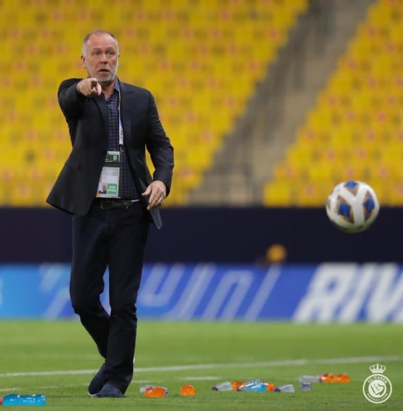 مينيز لـ «النصراويين».. الملعب لا يعترف إلا بالعطاء