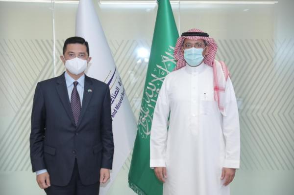 «الخريف» يدعو المستثمرين الماليزيين للاستثمار في المملكة