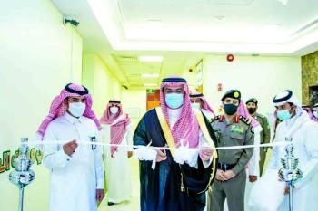 محافظ حفر الباطن يفتتح مختبر «PCR»