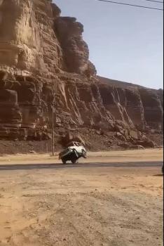 ضبط قائد مركبة مارس التفحيط بالعلا 