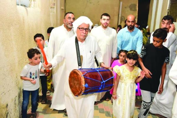 «المسحراتي».. صوت «طبلة» يفتقدها الجيل الحالي