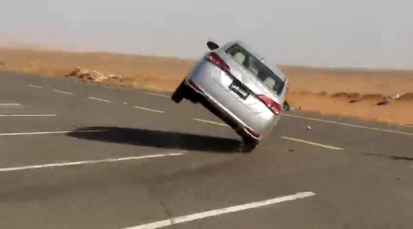 تبوك.. ضبط قائد مركبة يقود سيارته دون لوحات 