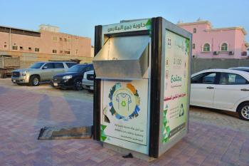 حاويات الملابس المستعملة.. فكرة خيرية تفتقد التطوير