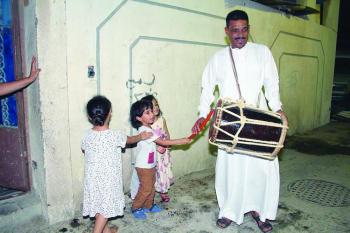 «المسحراتي».. صوت «طبلة» يفتقدها الجيل الحالي