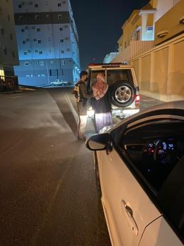 تبوك.. ضبط قائد مركبة يقود سيارته دون لوحات 