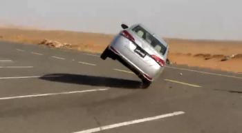 تبوك.. ضبط قائد مركبة يقود سيارته دون لوحات 