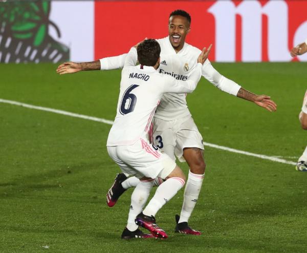 الثنائي البرازيلي يقود ريال مدريد للفوز على أوساسونا