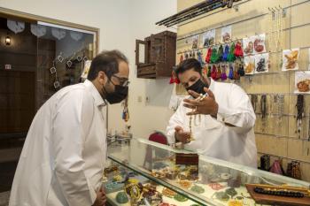 الرجال الأكثر طلبا.. رواج «المسابيح» بأسواق الأحساء الرمضانية