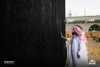 "السديس" يشارك في تطييب الكعبة المشرفة والحجر الأسود