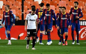 برشلونة يفلت من كمين بلنسية ويطارد قطبي مدريد