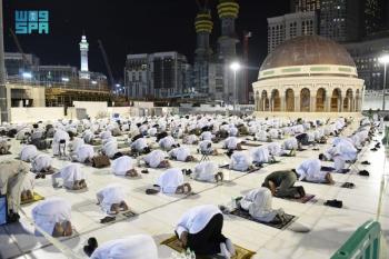 صور.. ضيوف الرحمن ينعمون بالخدمات وسط منظومة الإجراءات الصحية في العشر الأواخر