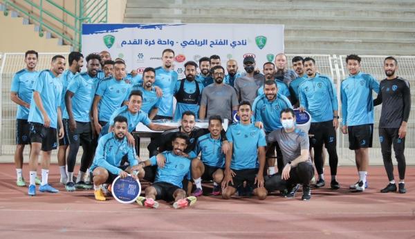 الفتح يحتفل بالهداف والطبيب