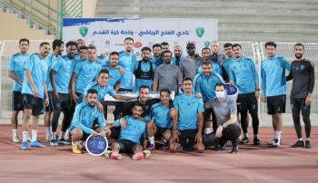 الفتح يحتفل بالهداف والطبيب