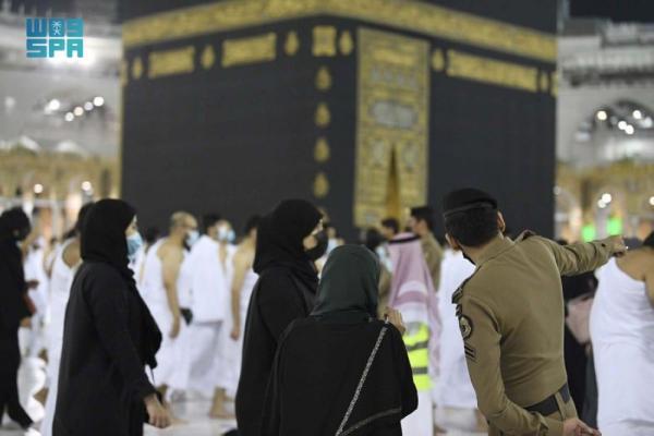 صور.. رجال الأمن «عيون ساهرة» على راحة ضيوف الرحمن