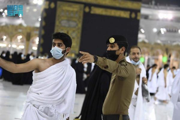 صور.. رجال الأمن «عيون ساهرة» على راحة ضيوف الرحمن