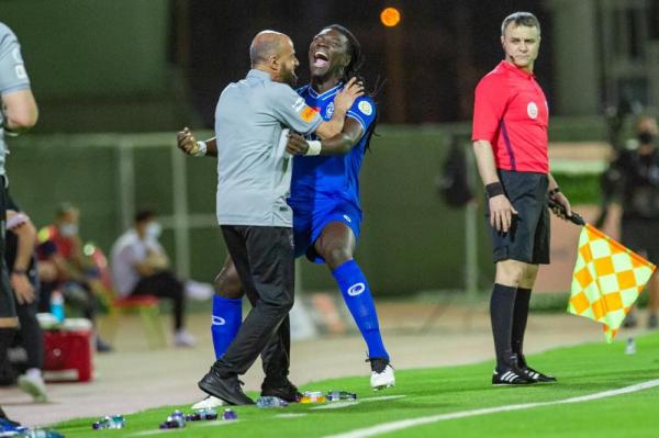 الهلال يقترب من اللقب بخماسية الشباب
