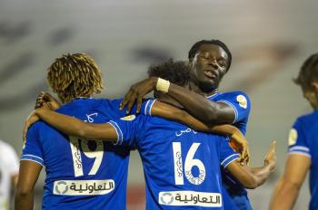 الهلال يقترب من اللقب بخماسية الشباب